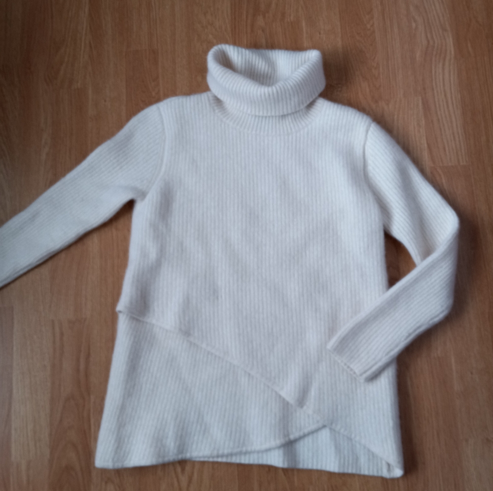 Neiman Marcus Cashmere sweater
